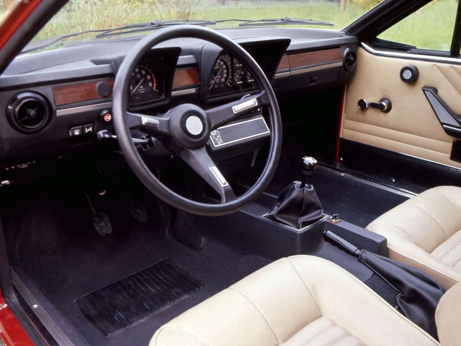 Интерьер Alfa Romeo Alfetta GTV (116) 1976 года  (фото 9 из 9)